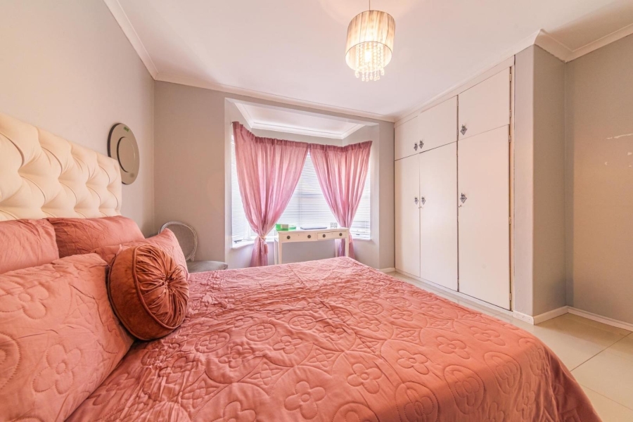 To Let 5 Bedroom Property for Rent in Loevenstein Western Cape
